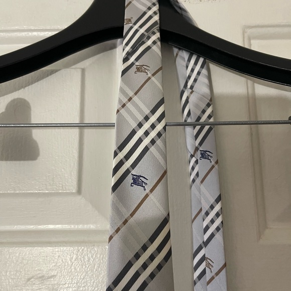 Burberry silk tie ! Great cond ! Like new ! - Picture 4 of 6